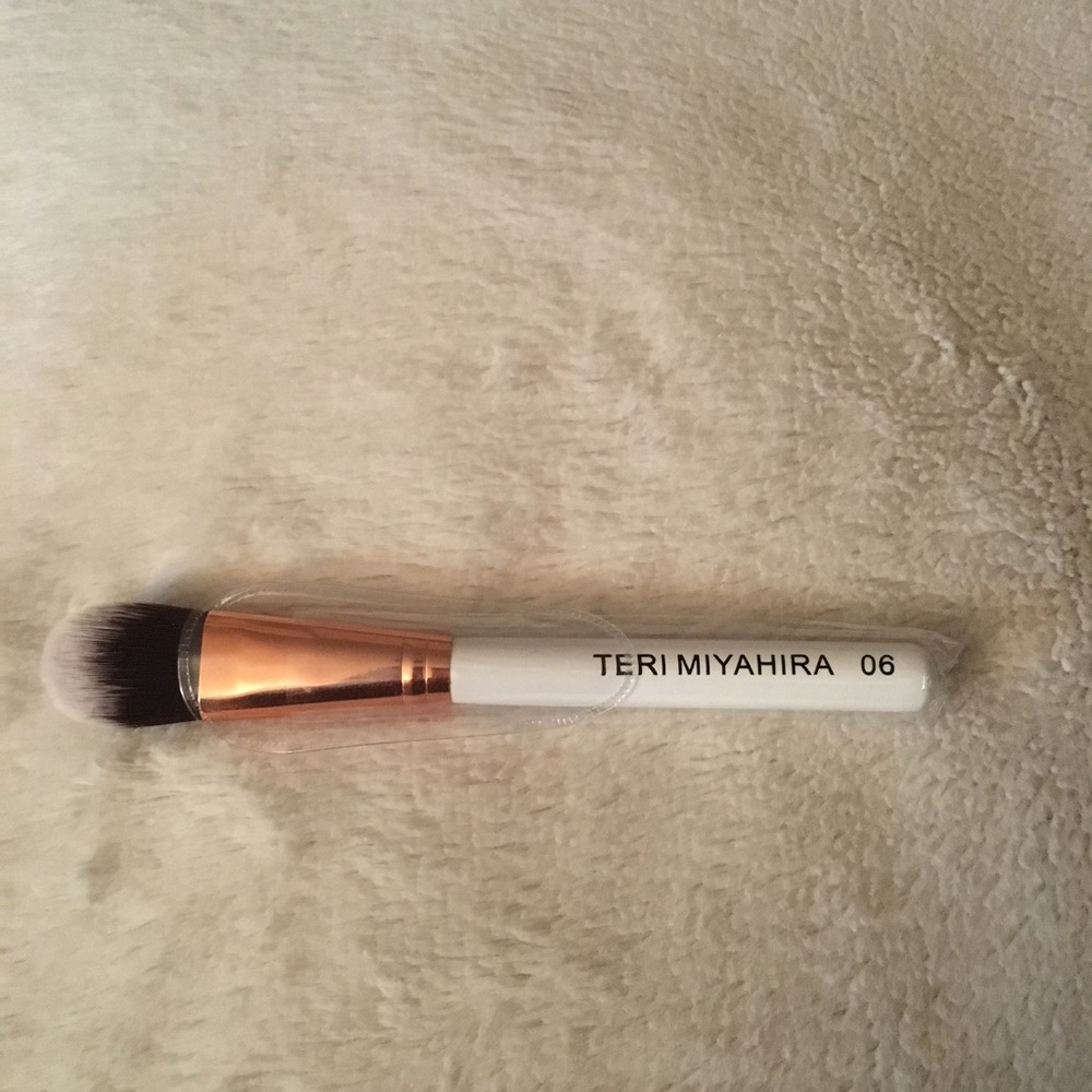Teri Miyahira Brush - The Face Artist Brush #06